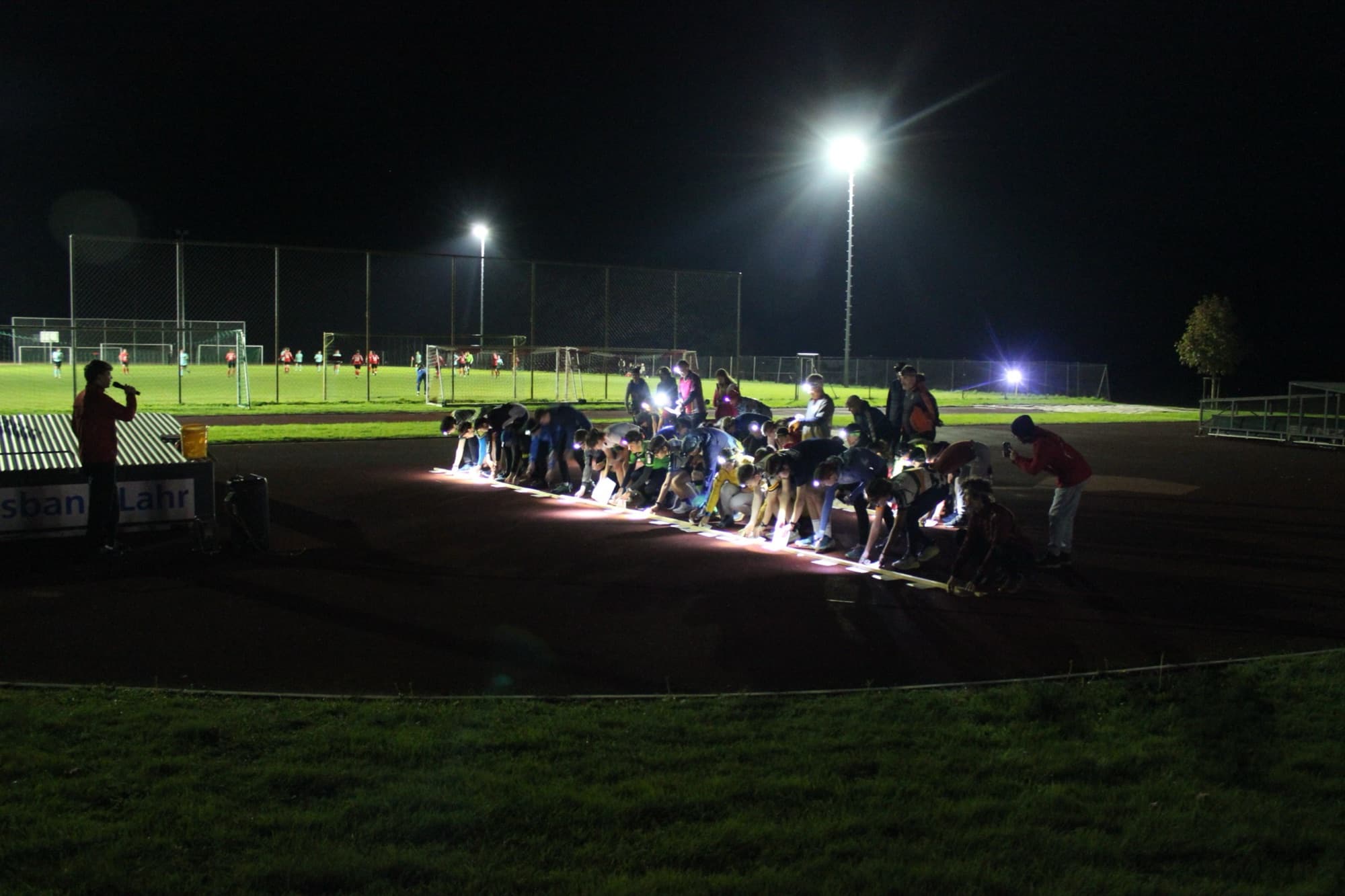 Massenstart mit Stirnlampen auf dem Sportplatz in Ohlsbach